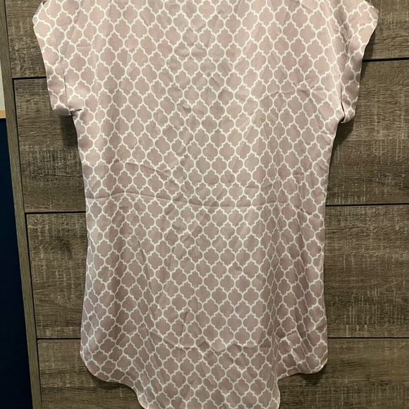 Express Pink Chevron Blouse S Small NWT - Picture 3 of 3